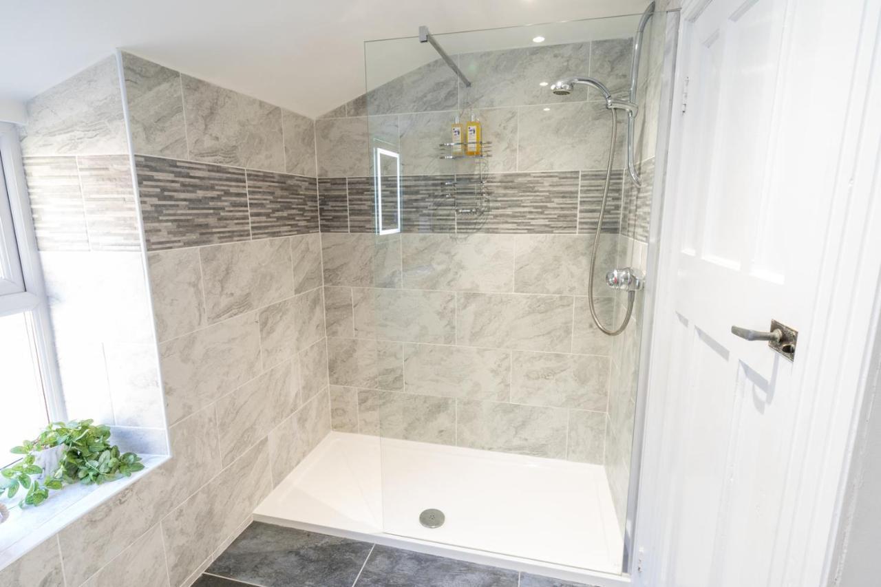 Newly-Renovated, Mid-Terrace Cottage In Porthmadog Eksteriør billede